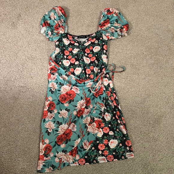 Pretty Little Thing Green Contrast Floral Dress - Picture 3 of 4